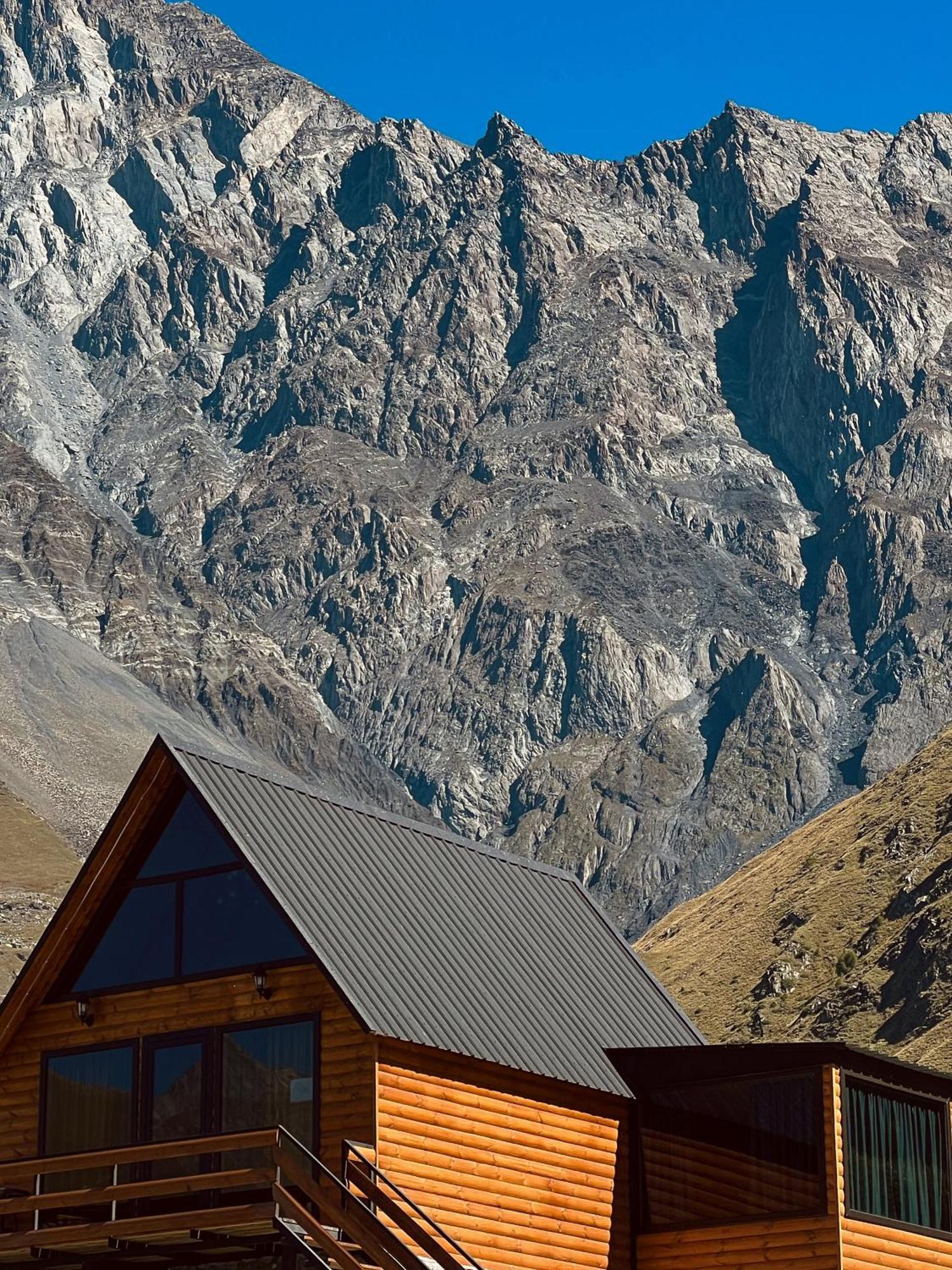 Kazbegi Inn Cottages ภายนอก รูปภาพ