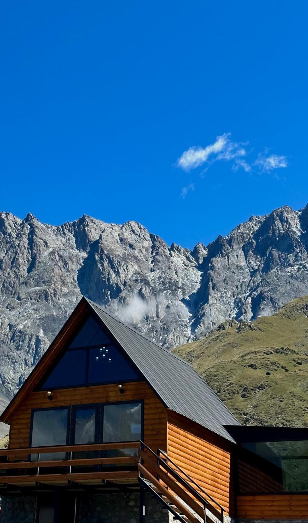 Kazbegi Inn Cottages ภายนอก รูปภาพ