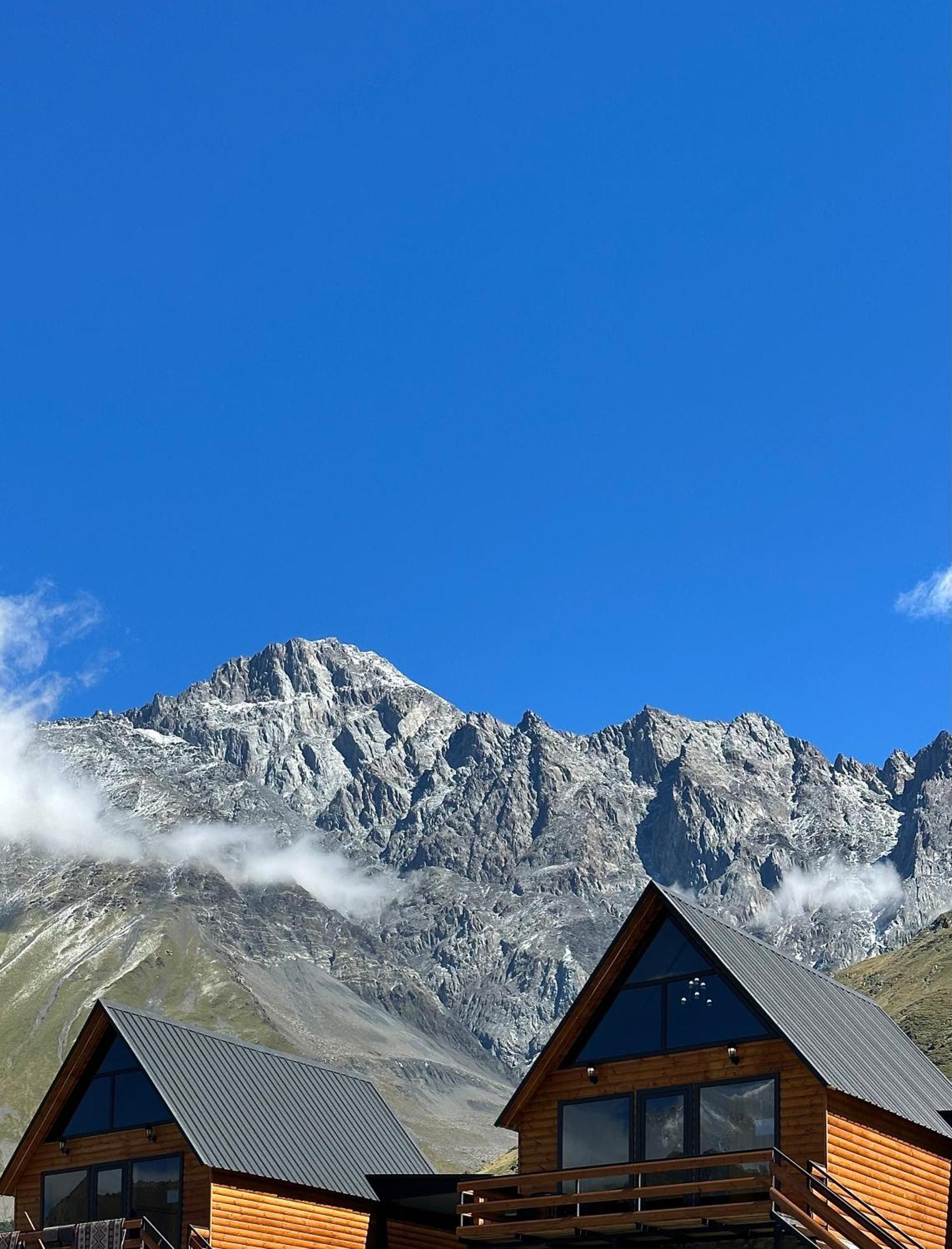 Kazbegi Inn Cottages ภายนอก รูปภาพ