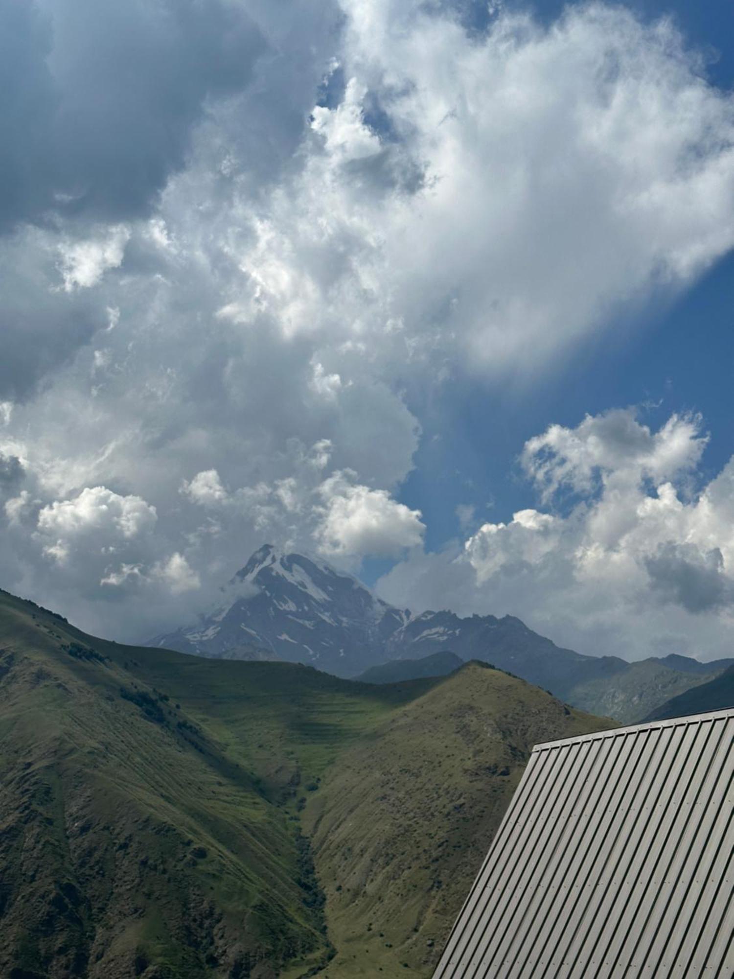 Kazbegi Inn Cottages ภายนอก รูปภาพ