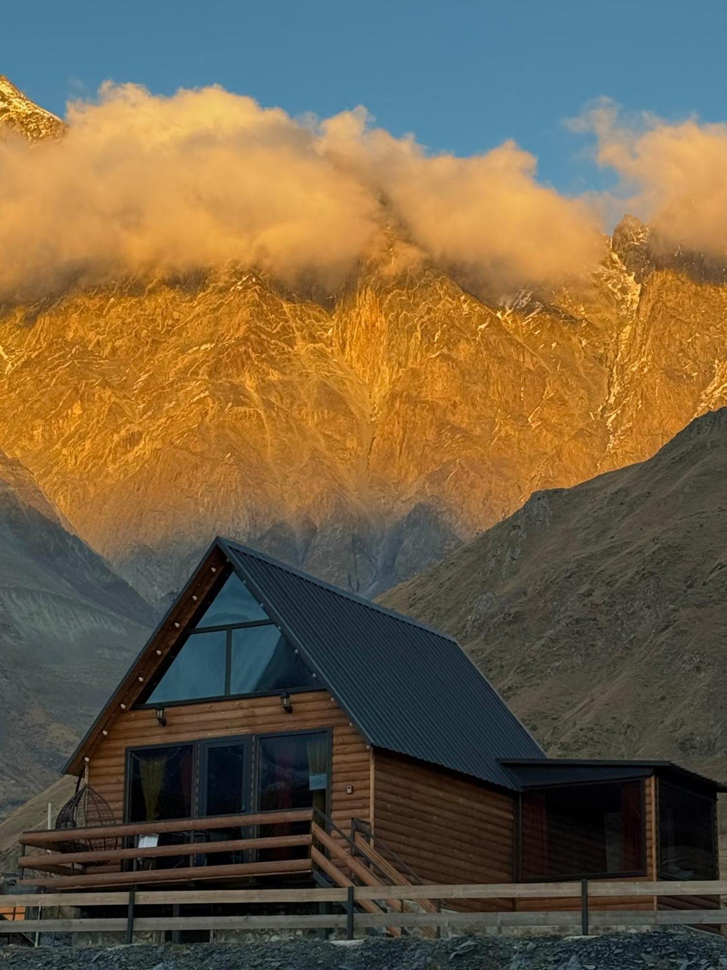 Kazbegi Inn Cottages ภายนอก รูปภาพ