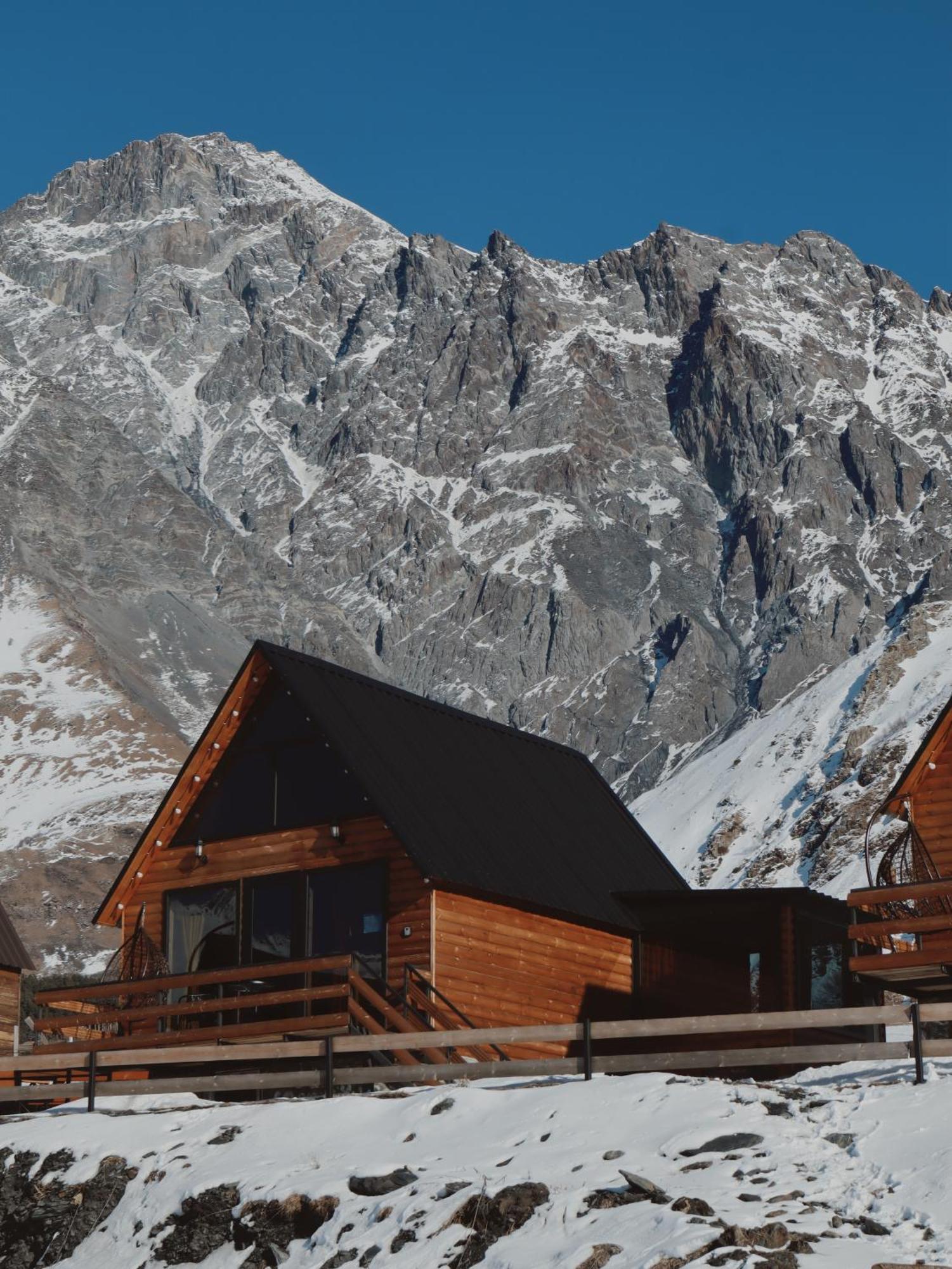 Kazbegi Inn Cottages ภายนอก รูปภาพ
